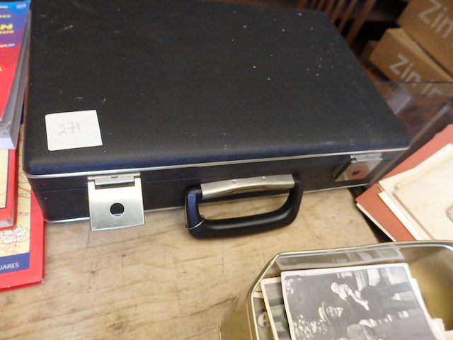 Koffer met munten en/of penningen - afbeelding 1 van  7