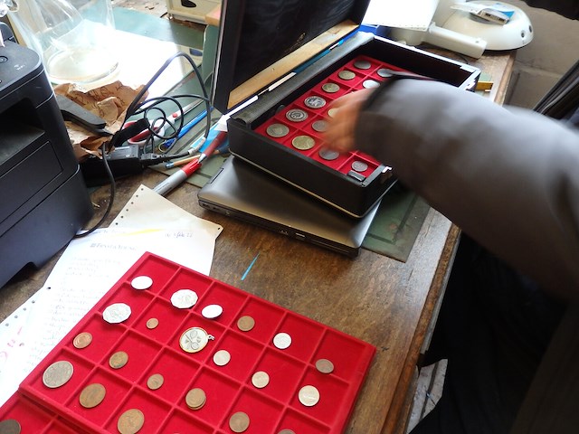 Koffer met munten en/of penningen - afbeelding 2 van  7