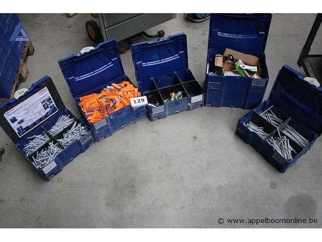 Koffer met schroeven koffer met plastic pluggen koffer met metalen onderdelen koffer met diverse accessoires koffer met bevestigingsmaterialen - afbeelding 1 van  4