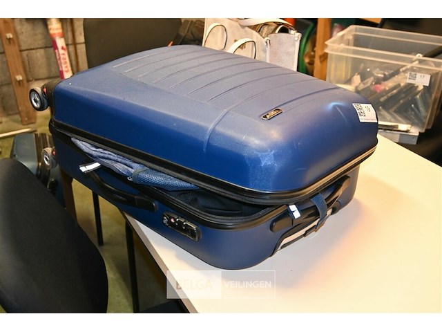 Koffer + partij rugzakken - afbeelding 1 van  8