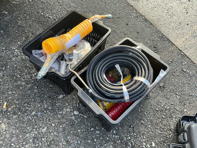 Koffers met inhoud - afbeelding 1 van  3