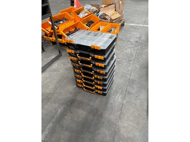 Koffers met schroeven en verschillend ander materiaal (8x) - afbeelding 6 van  8