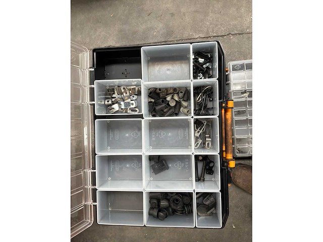 Koffers met schroeven en verschillend ander materiaal (8x) - afbeelding 1 van  8