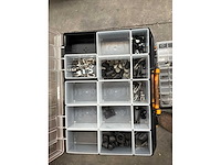 Koffers met schroeven en verschillend ander materiaal (8x) - afbeelding 1 van  8