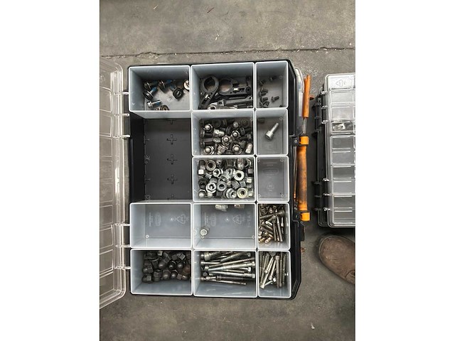 Koffers met schroeven en verschillend ander materiaal (8x) - afbeelding 8 van  8