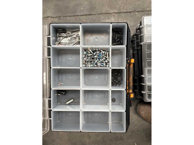 Koffers met schroeven en verschillend ander materiaal (8x) - afbeelding 2 van  8