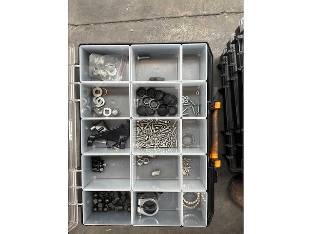 Koffers met schroeven en verschillend ander materiaal (8x) - afbeelding 3 van  8