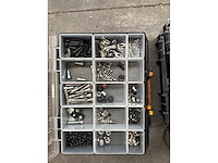 Koffers met schroeven en verschillend ander materiaal (8x) - afbeelding 4 van  8