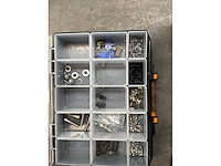 Koffers met schroeven en verschillend ander materiaal (8x) - afbeelding 7 van  8