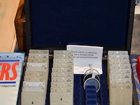 Koffertje diverse antieke optometrie glaasjes - afbeelding 1 van  2