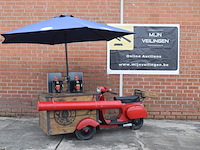 Koffiebar vespa uitgerust met 2 koffiezetapparaten en parasol, start op startpiloot, zonder papieren