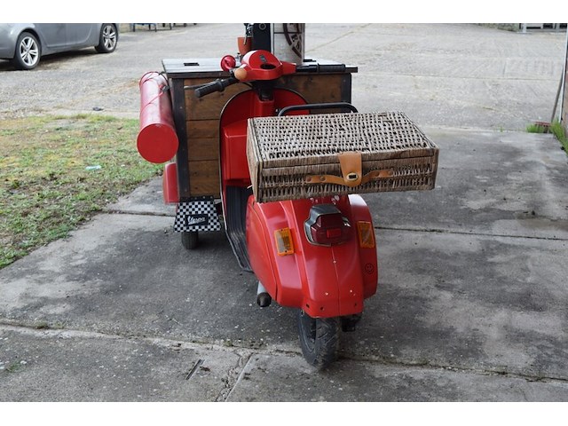 Koffiebar vespa uitgerust met 2 koffiezetapparaten en parasol, start op startpiloot, zonder papieren - afbeelding 21 van  21