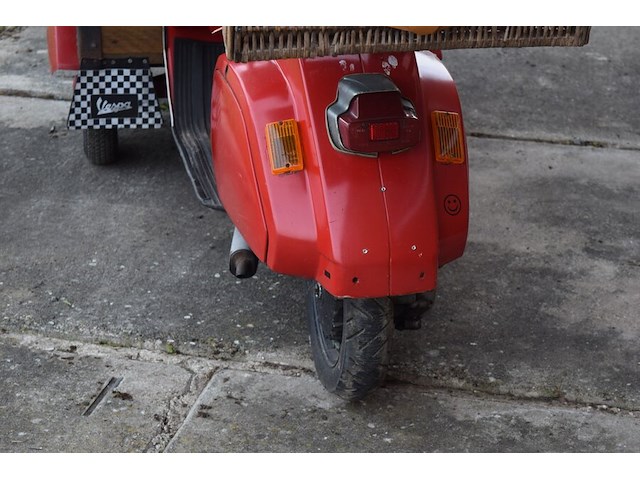 Koffiebar vespa uitgerust met 2 koffiezetapparaten en parasol, start op startpiloot, zonder papieren - afbeelding 3 van  21