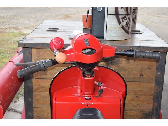Koffiebar vespa uitgerust met 2 koffiezetapparaten en parasol, start op startpiloot, zonder papieren - afbeelding 4 van  21