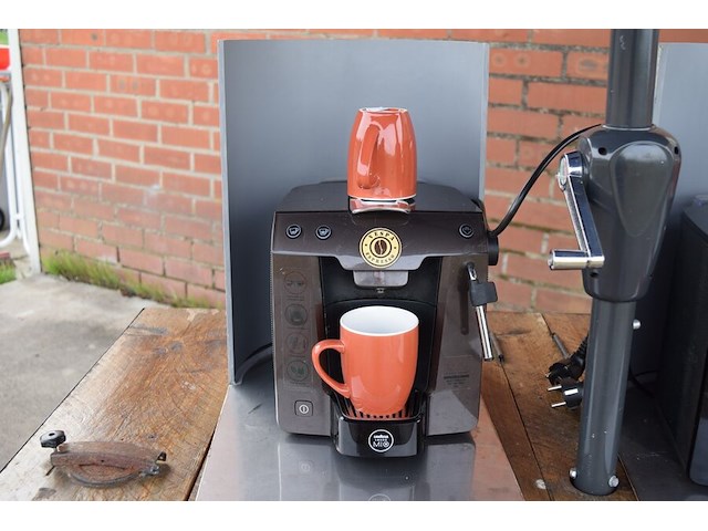 Koffiebar vespa uitgerust met 2 koffiezetapparaten en parasol, start op startpiloot, zonder papieren - afbeelding 6 van  21