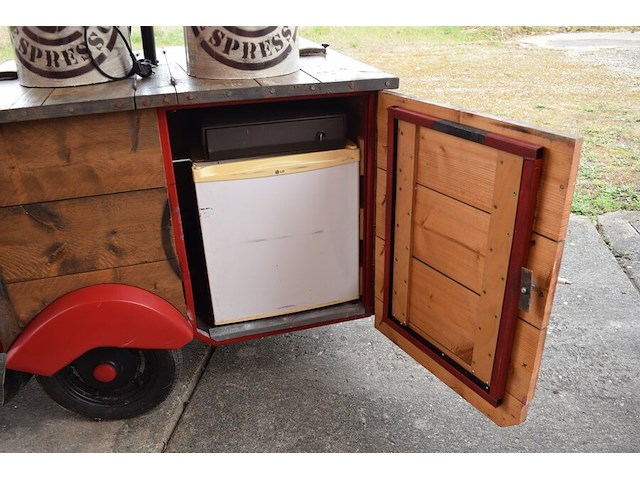 Koffiebar vespa uitgerust met 2 koffiezetapparaten en parasol, start op startpiloot, zonder papieren - afbeelding 7 van  21