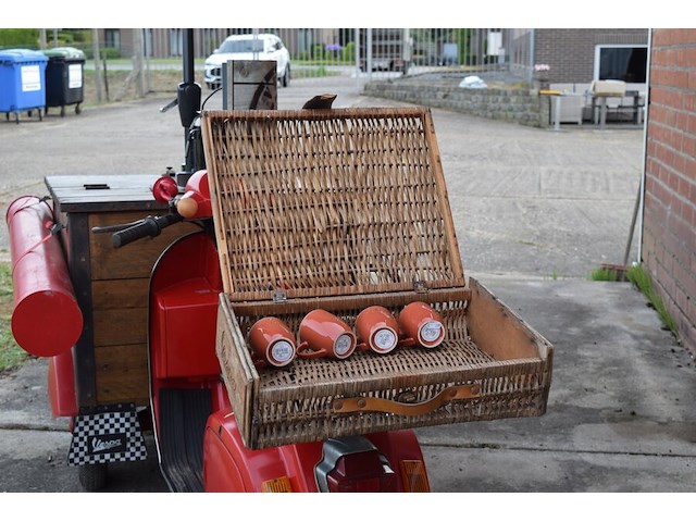 Koffiebar vespa uitgerust met 2 koffiezetapparaten en parasol, start op startpiloot, zonder papieren - afbeelding 9 van  21