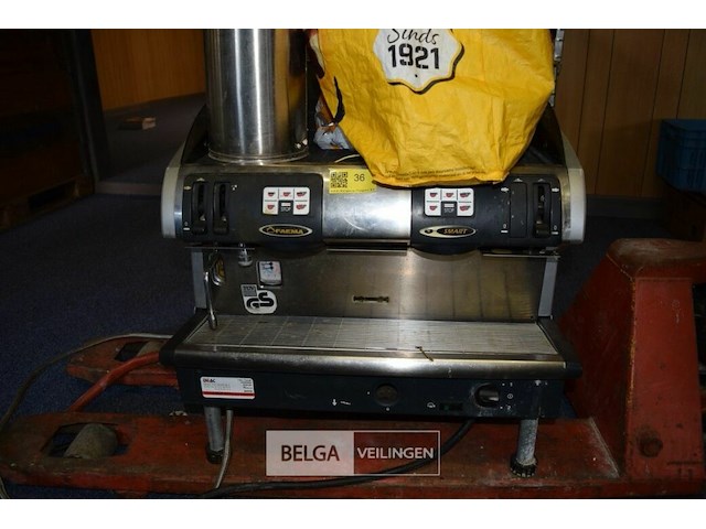 Koffiemachine met toebehoren en koffiemolen - afbeelding 1 van  6