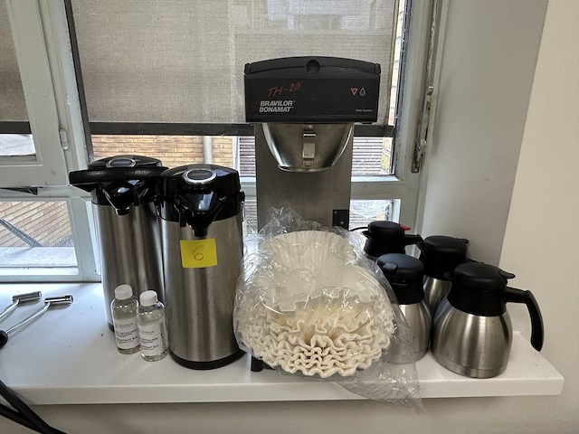Koffiemachine met toebehoren - afbeelding 1 van  2