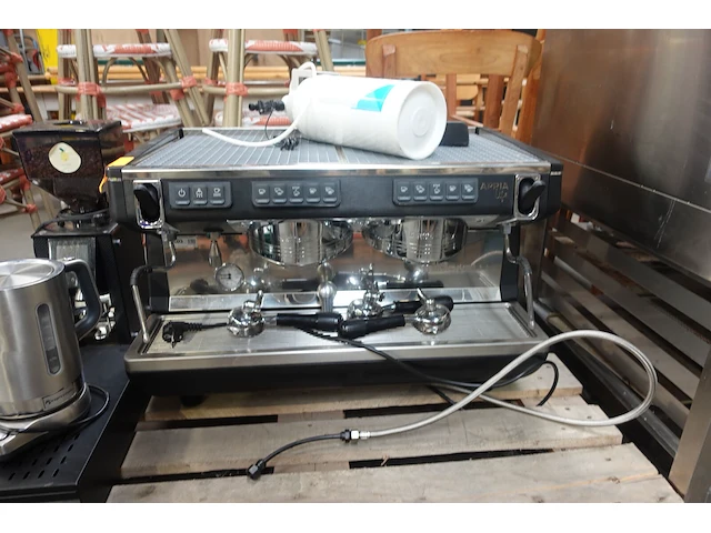 Koffiemachine simonelli + toebehoren - afbeelding 6 van  13