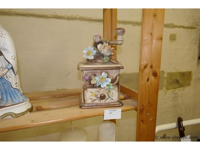 Koffiemolen in steen - afbeelding 1 van  1