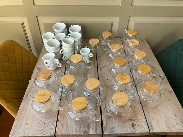 Koffietassen, theekannen en koffiepers - afbeelding 1 van  8