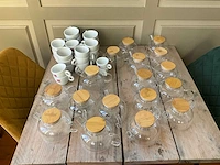 Koffietassen, theekannen en koffiepers
