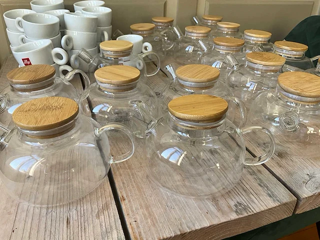 Koffietassen, theekannen en koffiepers - afbeelding 2 van  8