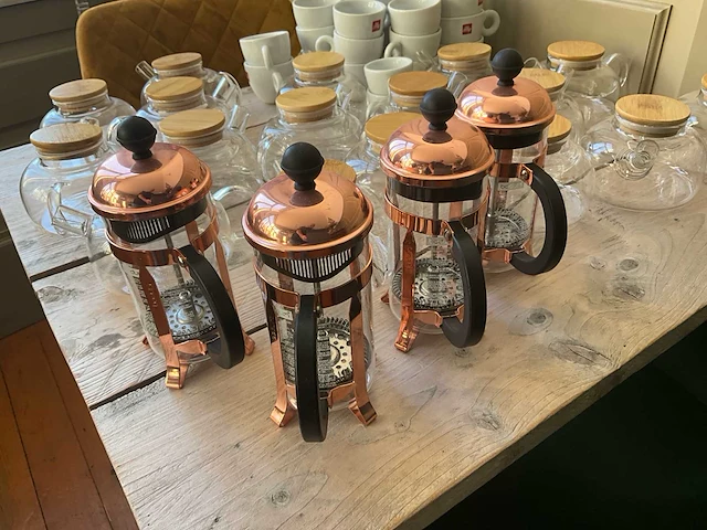 Koffietassen, theekannen en koffiepers - afbeelding 7 van  8