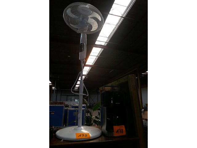 Koffiezetapparaat + statiefventilator - afbeelding 1 van  4