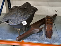 Kolenkit, emmerdrager, en speelkaarthouder - afbeelding 1 van  1