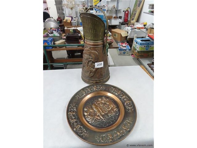 Kolenkit en koperen bord - afbeelding 1 van  3