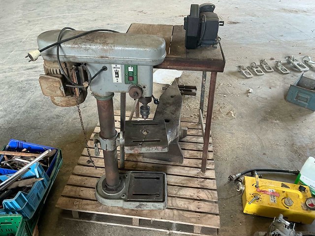 Kolomboormachine, slijpsteen en aanbeeld kolomboormachine - afbeelding 1 van  7