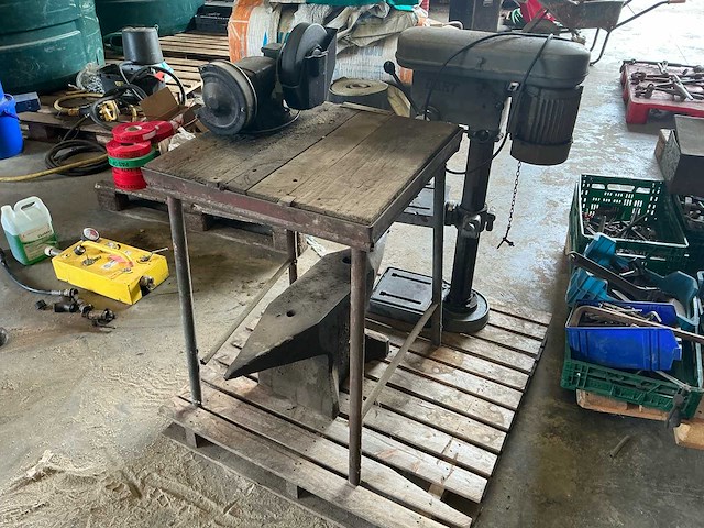 Kolomboormachine, slijpsteen en aanbeeld kolomboormachine - afbeelding 3 van  7