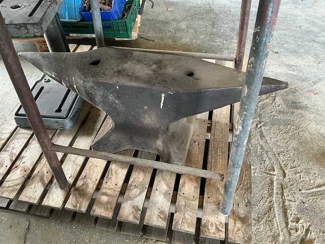 Kolomboormachine, slijpsteen en aanbeeld kolomboormachine - afbeelding 5 van  7