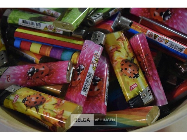 Kom met ±100 aanstekers - afbeelding 3 van  3