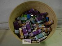 Kom met ±100 aanstekers - afbeelding 1 van  3