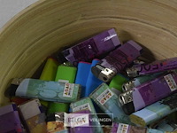 Kom met ±100 aanstekers - afbeelding 2 van  3