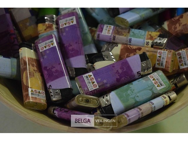 Kom met ±100 aanstekers - afbeelding 3 van  3