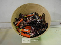 Kom met ±100 aanstekers - afbeelding 1 van  3