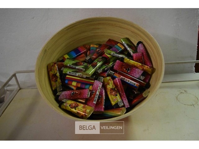 Kom met ±100 aanstekers - afbeelding 1 van  3