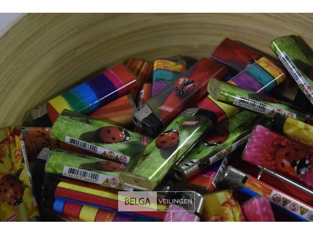 Kom met ±100 aanstekers - afbeelding 2 van  3