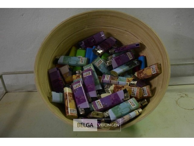 Kom met ±100 aanstekers - afbeelding 1 van  3