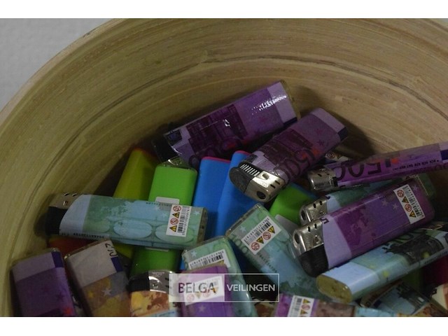 Kom met ±100 aanstekers - afbeelding 2 van  3