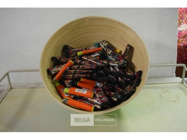 Kom met ±100 aanstekers - afbeelding 1 van  3