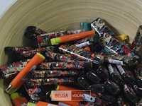 Kom met ±100 aanstekers - afbeelding 2 van  3