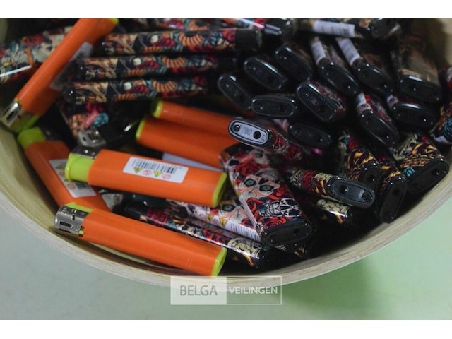 Kom met ±100 aanstekers - afbeelding 3 van  3