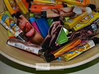 Kom met ± 60 div. aanstekers - afbeelding 2 van  3