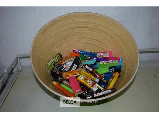 Kom met ± 60 div. aanstekers - afbeelding 1 van  2