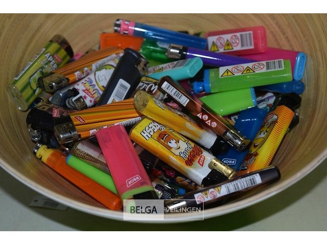 Kom met ± 60 div. aanstekers - afbeelding 2 van  2